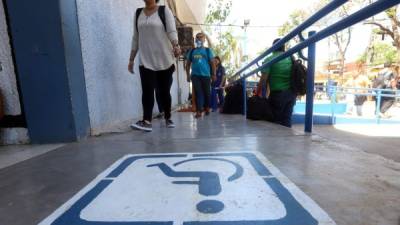 Espacios para facilitar la movilidad de las personas discapacitadas en Ciudad Universitaria de Tegucigalpa.