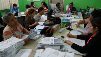 Profesores revisan que los expedientes tengan toda la documentación.