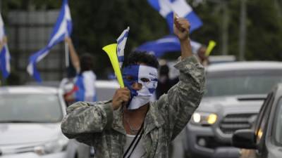 Manifestantes opositores continúan en las calles de Nicaragua exigiendo la renuncia de Ortega y su esposa, la vicepresidenta Rosario Murillo./EFE.