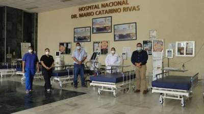 Representantes del Rivas y el Ceal en la entrega de las camas y ventiladores mecánicos.