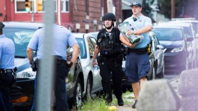La policía en la intersección de la calle 15 y la avenida W Erie durante un tiroteo policial activo en Filadelfia. EFE
