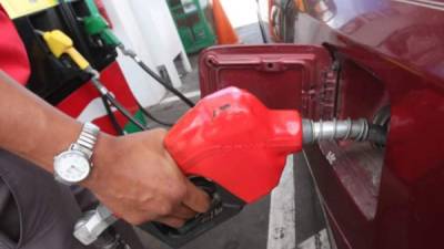 En San Pedro Sula, la gasolina superior bajó 26 centavos, su nuevo precio es de L99.51 por galón.