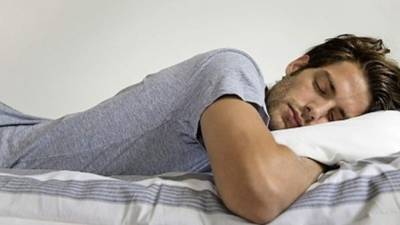 Dormir la siesta disminuye el riesgo de eventos cardiovasculares.