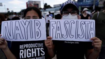 Cientos de personas protestaron ayer en San Salvador contra una posible reelección de Bukele./EFE.