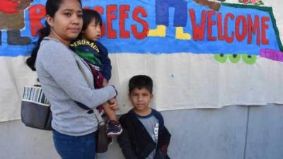 La inmigrante salvadoreña Oliva Cáceres junto a sus hijos. EFE