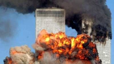 El segundo avión impacta contra la torre Norte. Estos atentados Fueron una serie de atentados terroristas suicidas cometidos aquel día en Estados Unidos por miembros de la red yihadista Al Qaeda.