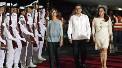 El presidente de Honduras, Juan Orlando Hernández, y su esposa Ana Rosalinda García Carías son acompañados por la viceministra de Relaciones Exteriores de Colombia, Patty Londoño,