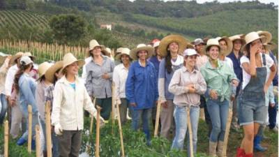 Las mujeres trabajan la tierra y hacen todas las labores que le corresponden a un hombre.