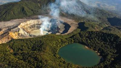 Esta laguna rica en azufre y ácidos mide 400 metros de diámetro y es capaz de provocar lluvia ácida al secarse.