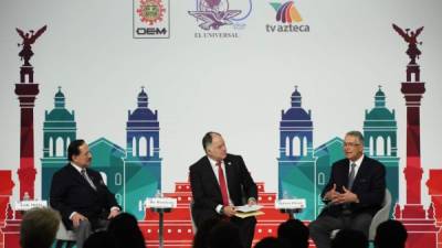 El presidente del diario mexicano El Universal, Juan Francisco Ealy Ortiz (i), el periodista Héctor de Muleón (c) y presidente de la mexicana Televisión Azteca, Ricardo Salinas Pliego (d), durante el panel El estado de la libertad de prensa en México, en el marco de la edición 72 de la Asamblea General de la Sociedad Interamericana de Prensa (SIP) en Ciudad de México.