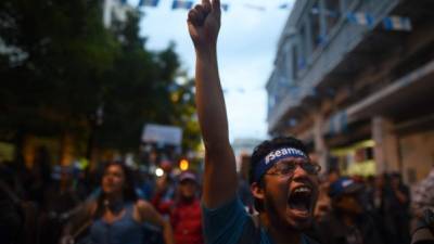 Cientos de guatemaltecos participan en la marcha del 20-S para protestar contra Jimmy Morales./EFE.