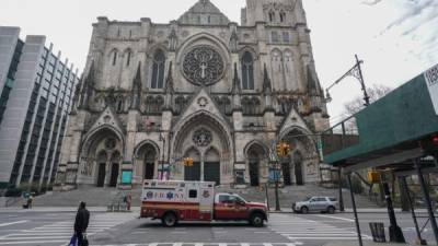 Los hospitales de Nueva York se encuentran desbordados por miles de pacientes infectados por coronavirus por lo que las autoridades han habilitado varios centros sanitarios improvisados para cubrir la demanda, incluyendo un nuevo centro de atención en la gigantesca catedral San Juan el Divino en el noroeste de Manhattan.