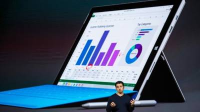 La nueva Microsoft Surface Pro 4 aparece detrás del vicepresidente corporativo de Microsoft, Panos Panay.