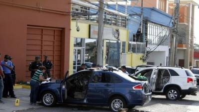 Los dos carros en los que andaban las víctimas presentan múltiples perforaciones de bala.