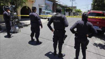 Las más recientes estadísticas de homicidios en El Salvador revelan que el país apunta a convertirse en la nación más violenta del siglo XXI, dado que podría cerrar el año con 6.066 asesinatos y situar su tasa en 96,3 por cada 100.000 habitantes, cifra sin parangón en los últimos 15 años.