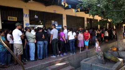 Los centros de votación de Tegucigalpa, capital de Honduras, lucen abarrotados de hondureños.