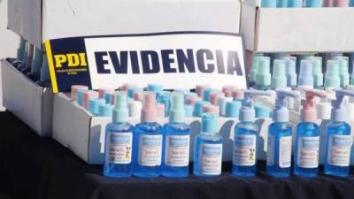 Fotografía cedida este miércoles por la Policía de Investigaciones de Chile (PDI) en la que se registraron decenas de botellas en las que se incautaron cerca de 3.000 litros de un compuesto químico, supuestamente alcohol gel de defabricación artesanal sin las cualidades asépticas correspondientes. EFE/PDI