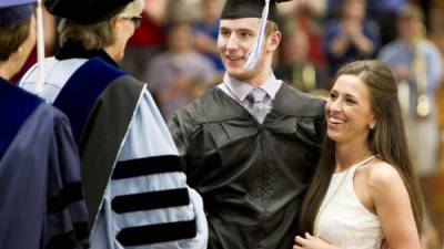 El estudiante toma su diploma tras ponerse de pie, contra todos los pronósticos.