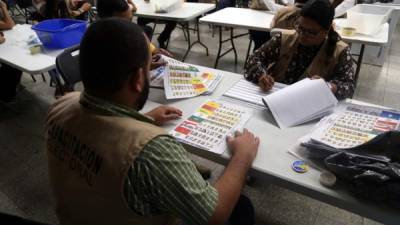 El Tribunal Supremo Electoral avanzó en el escrutinio especial ayer en el nivel de diputaciones y alcaldías. Ya comenzaron a guardar el material electoral en las bodegas del Infop.