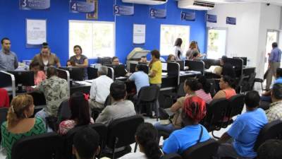 Usuarios esperan atención en la oficina de Servicio al Cliente de la zona denominada “La Puerta” en San Pedro Sula.