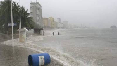 - El huracán Andrés alcanzó hoy la categoría 3 en la escala Saffir-Simpson y actualmente se aleja de las costas mexicanas del Pacífico con vientos sostenidos de 205 kilómetros por hora y rachas de hasta 250, informó el Servicio Meteorológico Nacional (SMN) de México.