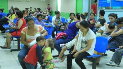 Pacientitos y sus madres esperando atención en los consultorios de Pediatría del IHSS.