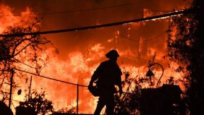 Más de 5,000 bomberos combaten los peores incendios forestales en las últimas décadas en California./AFP.