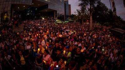 Miles de personas fueron registradas este miércoles al participar en una manifestación nocturna contra las medidas autoritarias del gobierno del presidente de Venezuela, Nicolás Maduro, en Caracas (Venezuela). EFE