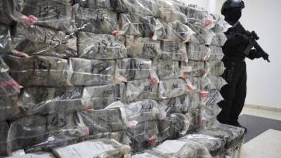La Dirección Nacional Nacional de Control de Drogas (DNCD), presentó 1,502 paquetes de drogas, los cuales eran transportados en un barco carguero de combustible, hoy, martes 2 de enero 2018, en Santo Domingo (República Dominicana). EFE