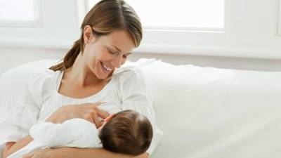 La sensibilidad materna incluye el nivel de respuesta de una madre a su hijo.