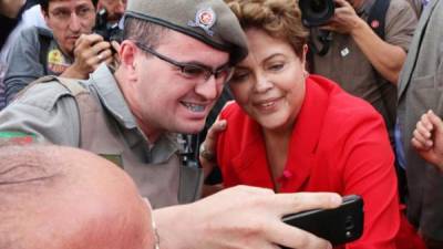 Dilma Rousseff, quien aspira a la reelección en Brasil, se tomó una 'selfie' con uno de sus seguidores.
