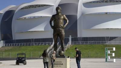 Monumento a Maradona erigido frente al Estadio Único Madre de Ciudades, en Santiago del Estero, Argentina.