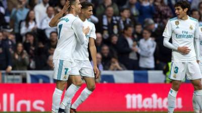 GRAF6418. MADRID, 09/12/2017.- El lateral marroquí del Real Madrid Achraf Hakimi (d) celebra con su compañero Cristiano Ronaldo (i) su gol marcado ante el Sevilla, el quinto del conjunto blanco, durante el partido correspondiente a la decimoquinta jornada de la Liga Santander disputado hoy en el estadio Santiago Bernabéu. EFE/ Rodrigo Jimenez