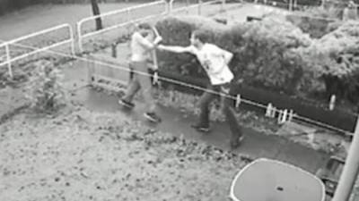 El jardín de una casa en la localidad de Stoke-on-Tent fue el escenario del enfrentamiento.