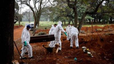 Sepultureros trabajan este 18 de mayo en el cementerio Vila Formosa, en Sao Paulo (Brasil). EFE/Fernando Bizerra