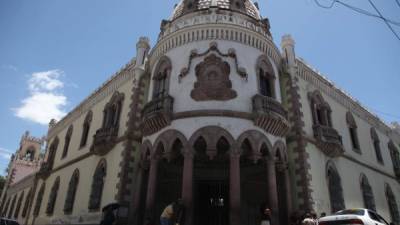 La antigua casa presidencial de Honduras es de tipo siglo XIXX con elementos decorativos de arquitectura francesa de la misma época.