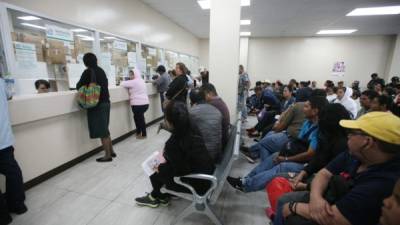 Pacientes aguardan en la sala de espera frente a la farmacia dentro de las instalaciones del IHSS en Tegucigalpa.