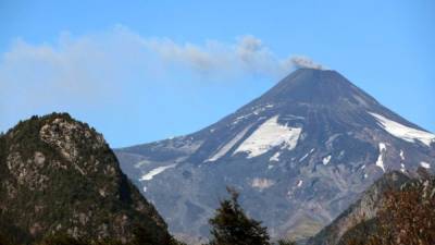 Las autoridades vigilan de cerca la actividad del volcán chileno que ha mantenido en jaque a la población en los alrededores durante las últimas semanas.