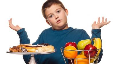 Los niños y adolescentes deben incluir frutas y verduras en su alimentación.