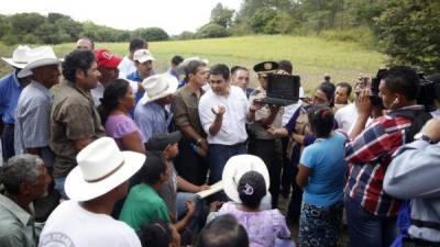 El presidente Hernández muestra a los pobladores de Minas de Oro, Comayagua, cómo sembrar para evitar pérdidas por la falta de lluvias.