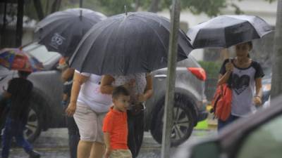 Se recomienda salir con paraguas y abrigados. Las temperaturas serán cálidas en las zonas sur y oriente del territorio nacional. Foto: Melvin Cubas