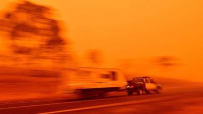 Los incendios forestales siguen ardiendo en Australia, donde una tenue lluvia dio una breve tregua para evaluar los daños tras un fin de semana 'catastrófico'.