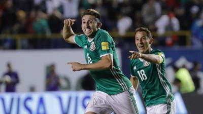 MEX92. SAN LUIS POTOSÍ (MÉXICO), 06/10/2017.- El jugador de México Héctor Herrera (i) celebra la anotación de un gol ante Trinidad y Tobago hoy, viernes 06 de octubre de 2017, durante el partido por las eliminatorias de la Concacaf al Mundial de Rusia 2018, disputado entre México y Trinidad y Tobago en el estadio Alfonso Lastras de la ciudad de San Luis Potosí (México). EFE/José Méndez