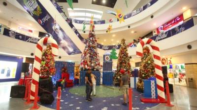 Mall Galerías cuenta con una Villa Navideña que ofrece un ambiente acogedor y familiar. Hay cuatro árboles navideños que han sido decorados con aproximadamente 20 mil luces. Todo el mes de diciembre se contará con la participación de coros navideños y presentaciones musicales.