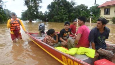 Firemen rescue local residents after the overflowing of the Ulua River in the municipality of El Progreso, department of Yoro, Honduras on November 5, 2020. due to the heavy rains caused by Hurricane Eta, now degraded to a tropical storm. - Eta devastated coastal areas of northern Nicaragua before weakening to a tropical depression by Wednesday as it pushed north through Honduras, Guatemala and Costa Rica. (Photo by Orlando SIERRA / AFP)