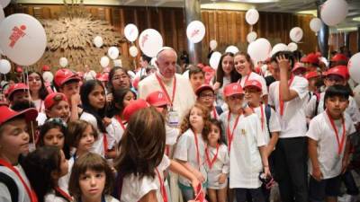 Los niños, que departieron con el papa en el Aula Pablo VI del Vaticano, también le entregaron dibujos que habían pintado en el colegio.