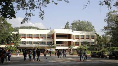 La comunidad estudiantil no está exenta de sufrir este tipo de actos. Foto panorámica de la plaza de la Unah-vs.