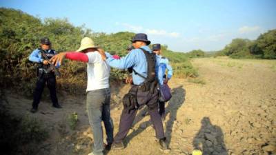 La Policía Nacional mantiene presencia en los puntos fronterizos donde recurrentemente migrantes buscan trasladarse hacia El Salvador o Guatemala.