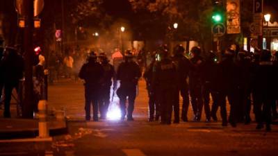 Elementos de la Policía tuvieron que poner orden en las calles de París. Foto AFP.