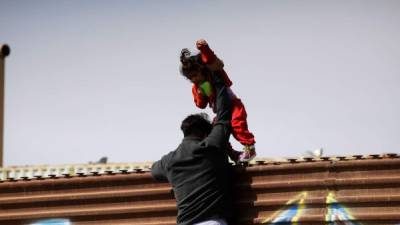 '¡Sí se puede!' atravesar cualquier muro, aseguran desafiantes algunos mexicanos frente a la frontera con Estados Unidos, donde este martes el presidente Donald Trump supervisará los prototipos de la nueva muralla con la que pretende seguir alejándose de México, tanto en la cartografía como en la diplomacia.